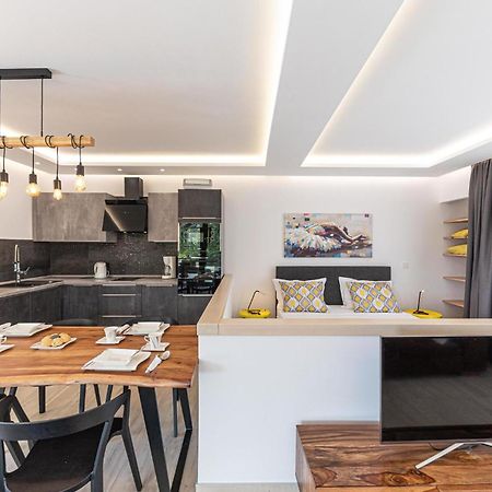 5 Bedroom Cozy Home In Okrug Donji Donji Okrug  Exterior photo