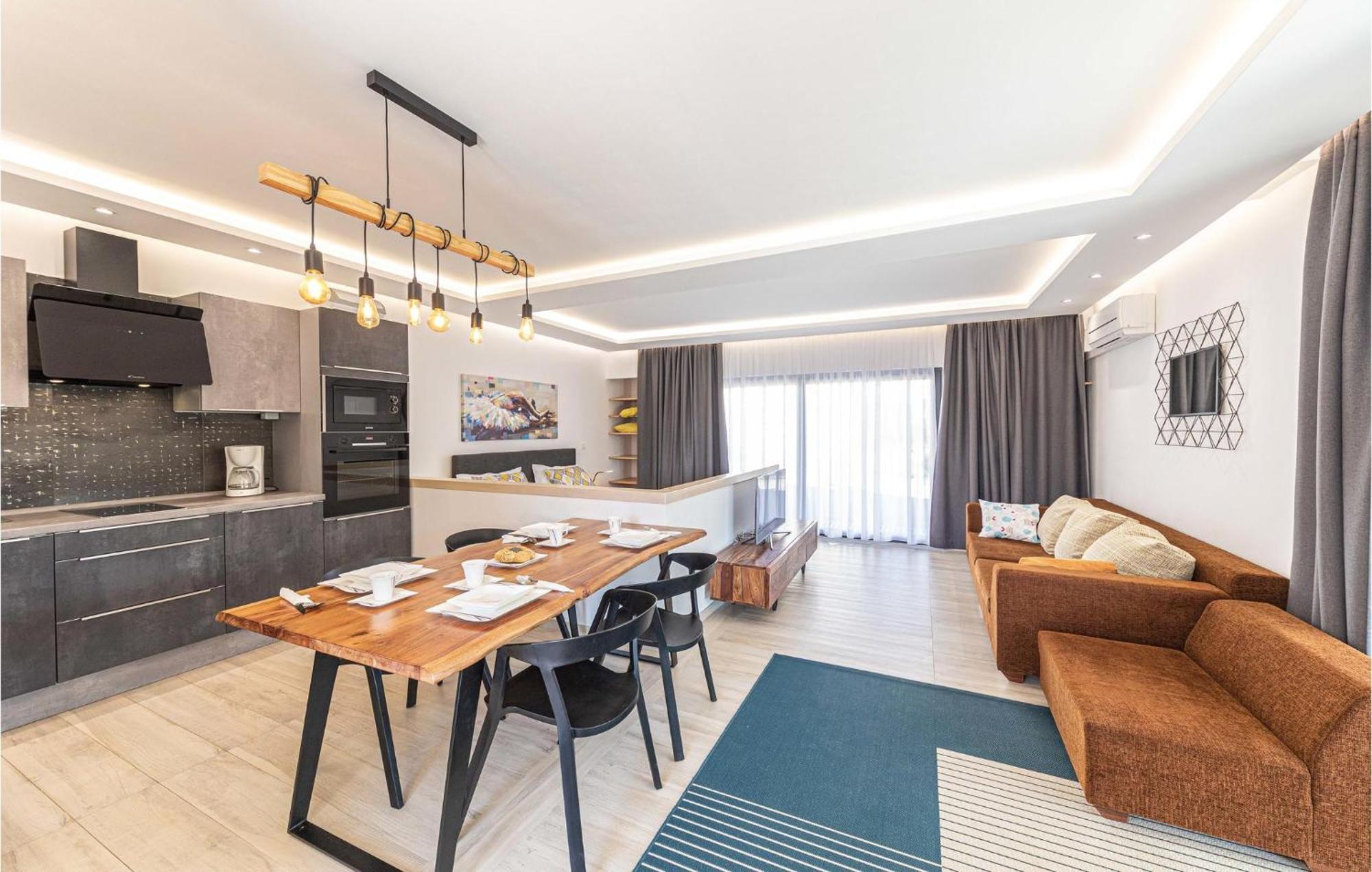 5 Bedroom Cozy Home In Okrug Donji Donji Okrug  Exterior photo