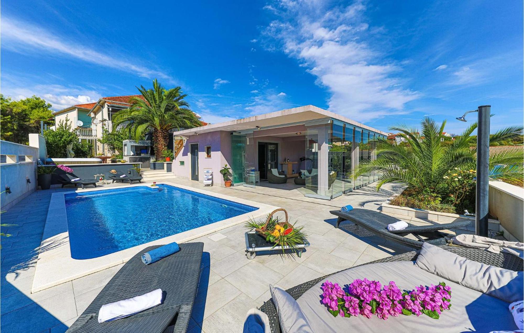 5 Bedroom Cozy Home In Okrug Donji Donji Okrug  Exterior photo