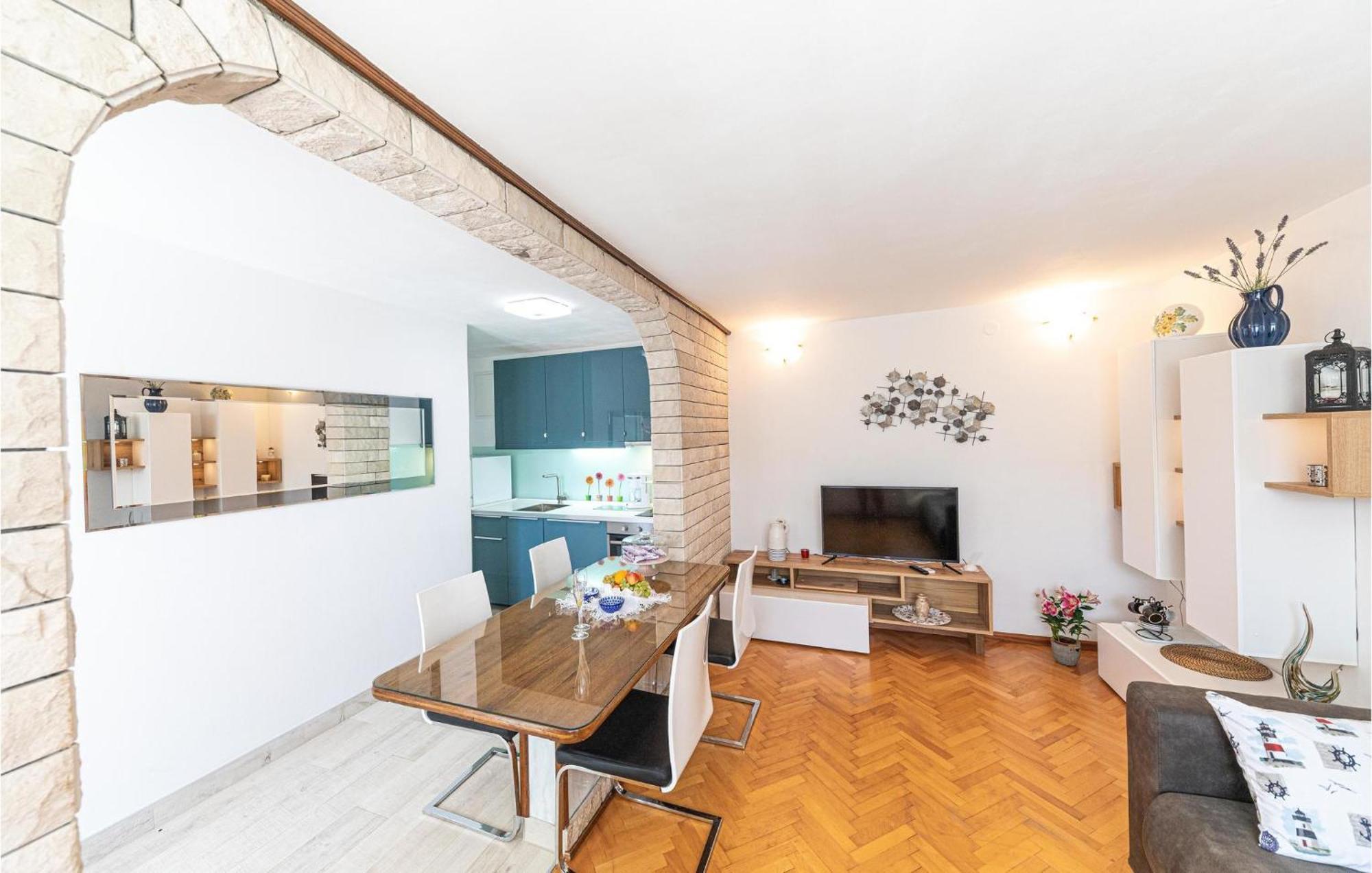 5 Bedroom Cozy Home In Okrug Donji Donji Okrug  Exterior photo