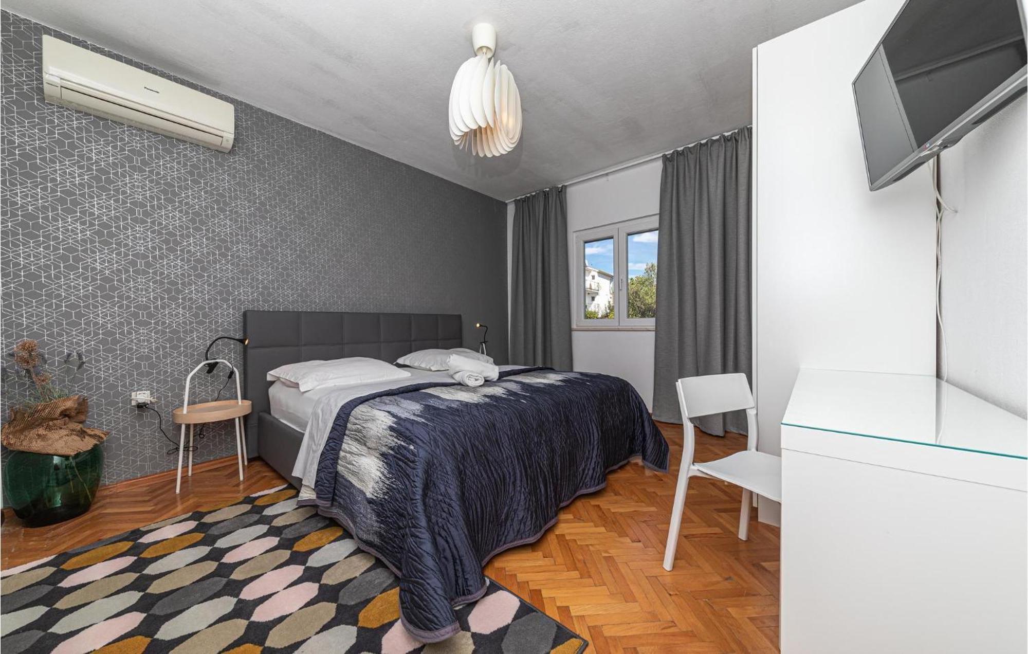 5 Bedroom Cozy Home In Okrug Donji Donji Okrug  Exterior photo