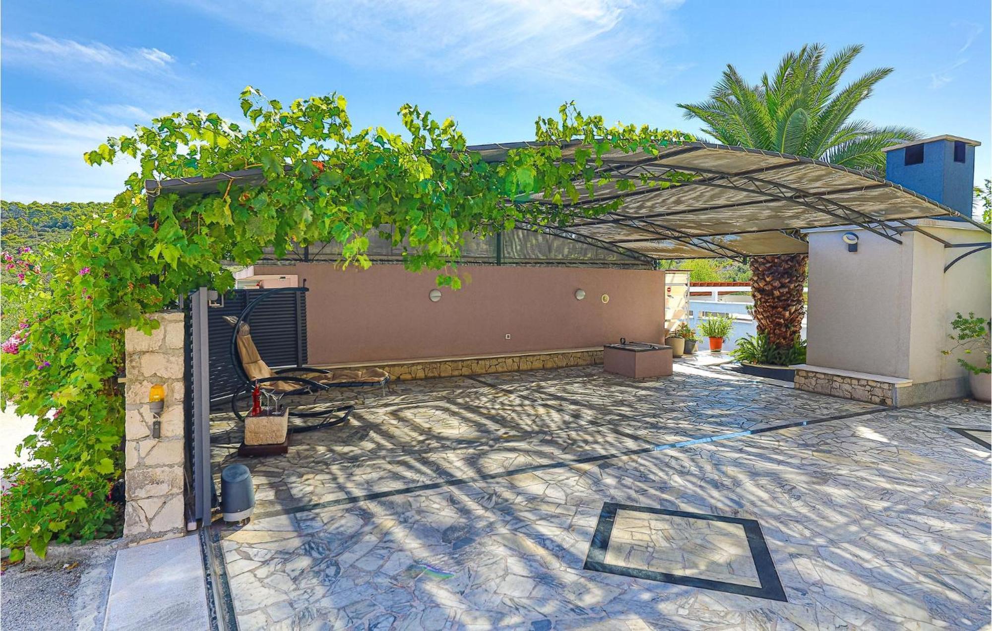 5 Bedroom Cozy Home In Okrug Donji Donji Okrug  Exterior photo