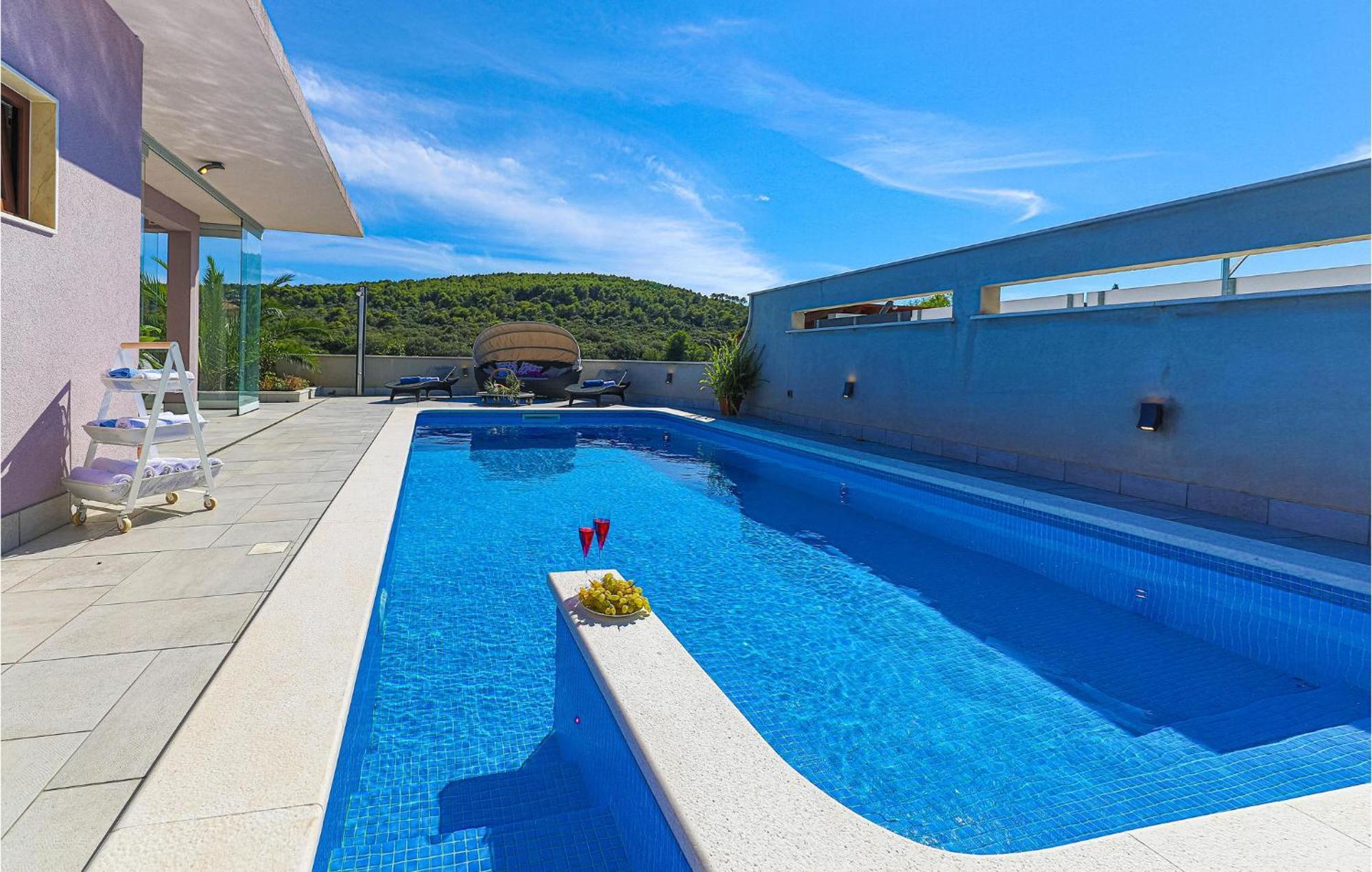 5 Bedroom Cozy Home In Okrug Donji Donji Okrug  Exterior photo