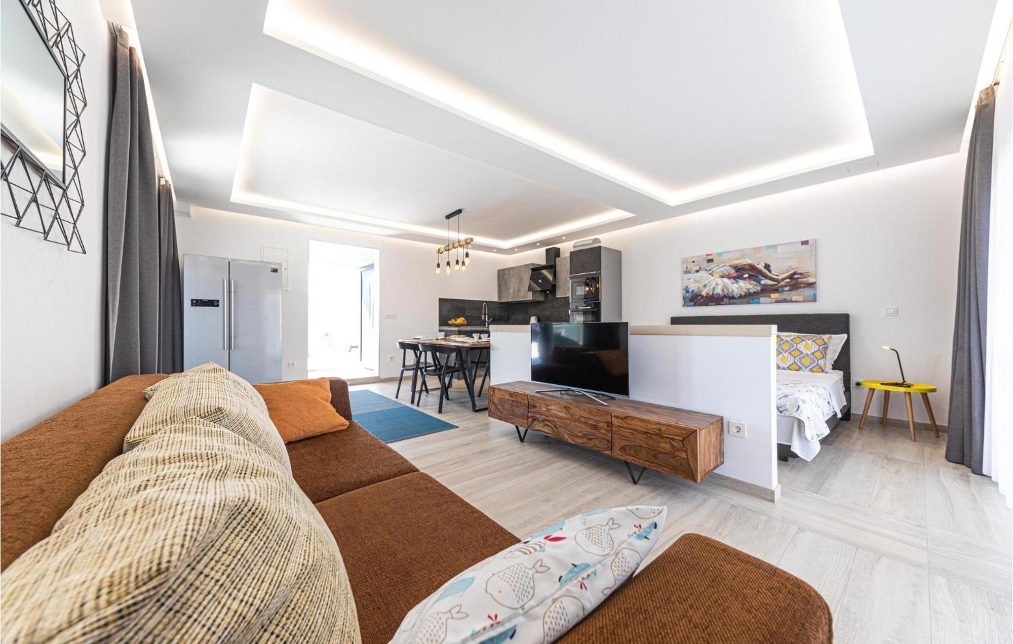 5 Bedroom Cozy Home In Okrug Donji Donji Okrug  Exterior photo