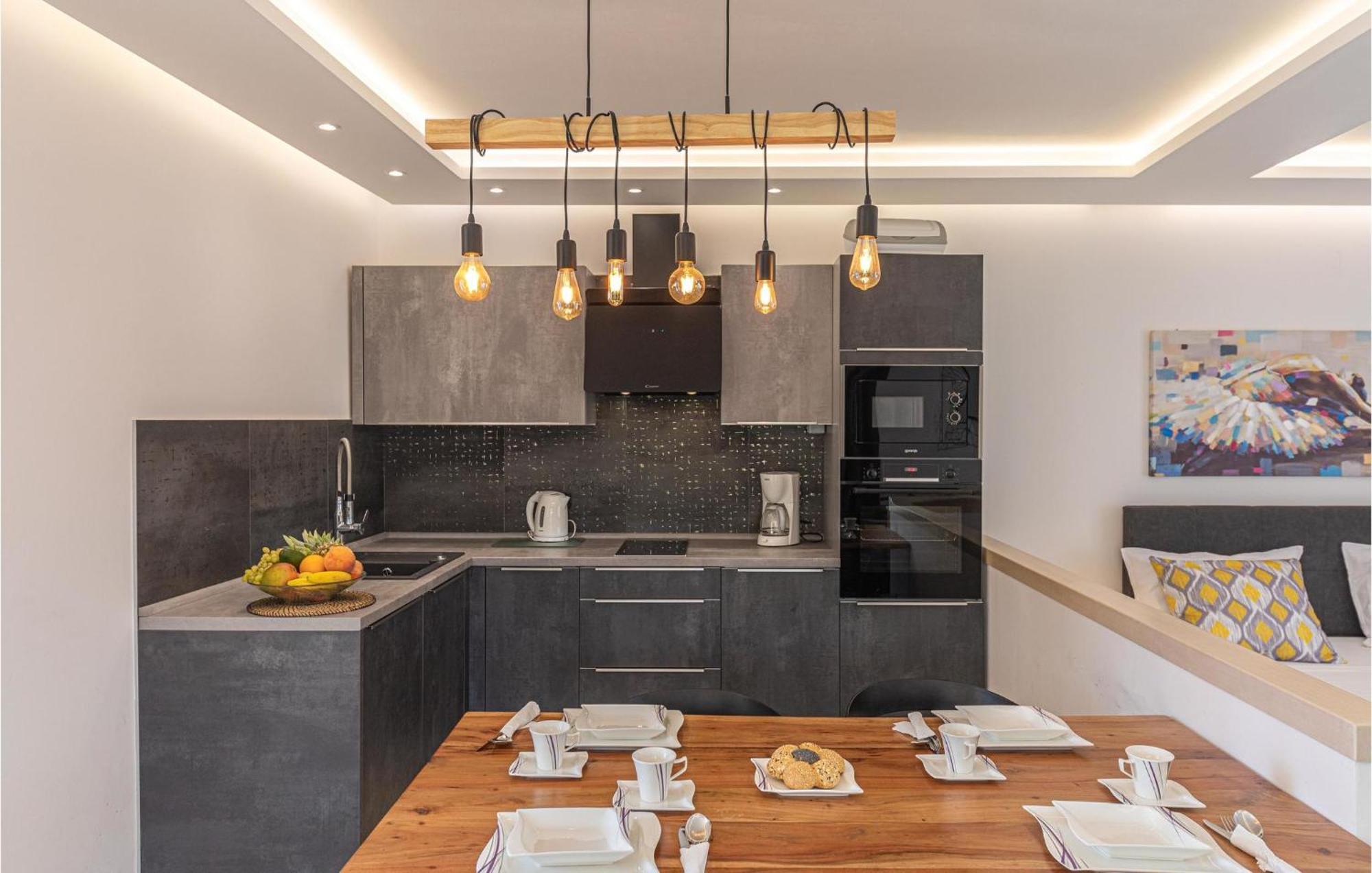 5 Bedroom Cozy Home In Okrug Donji Donji Okrug  Exterior photo
