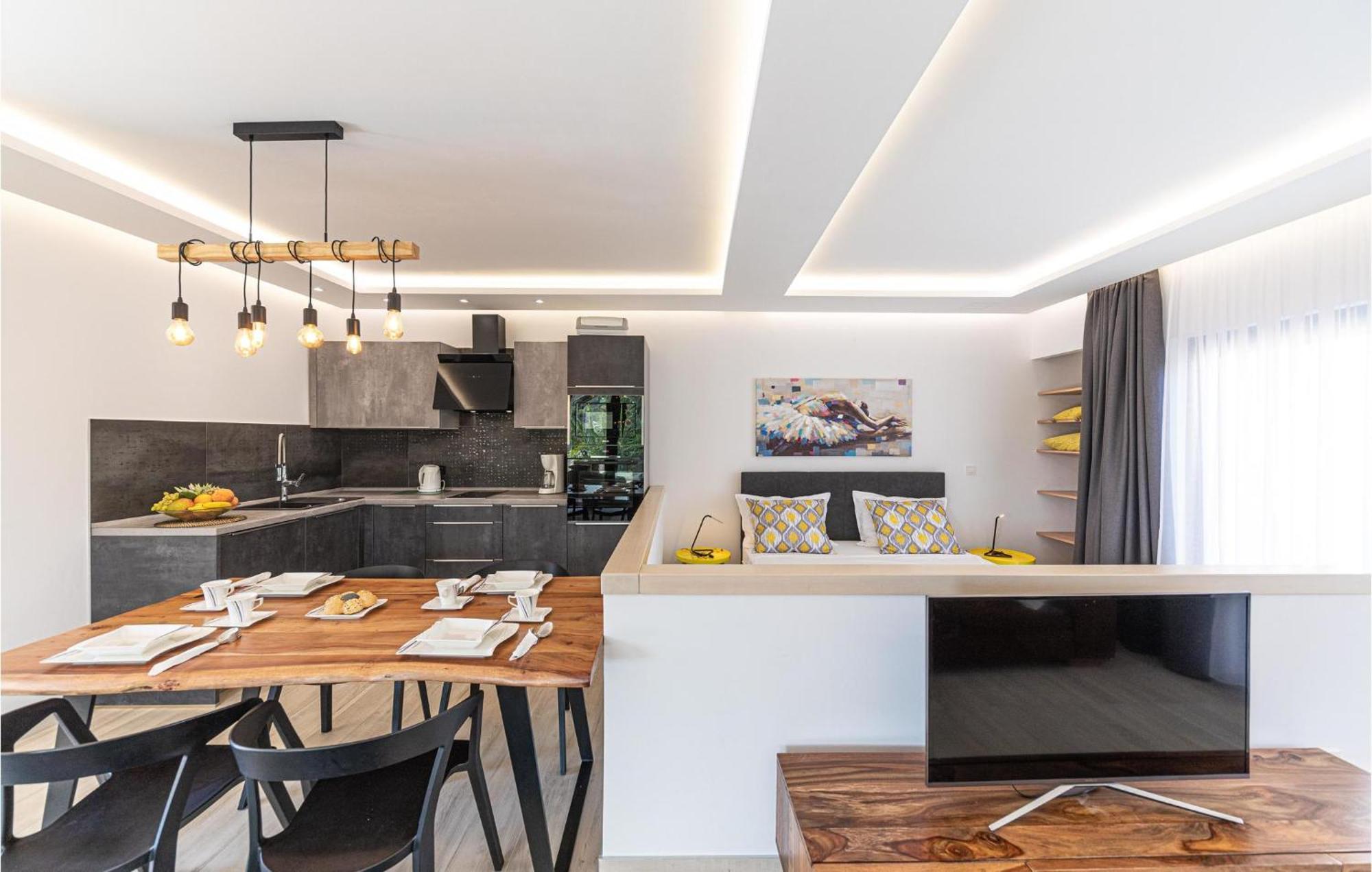 5 Bedroom Cozy Home In Okrug Donji Donji Okrug  Exterior photo