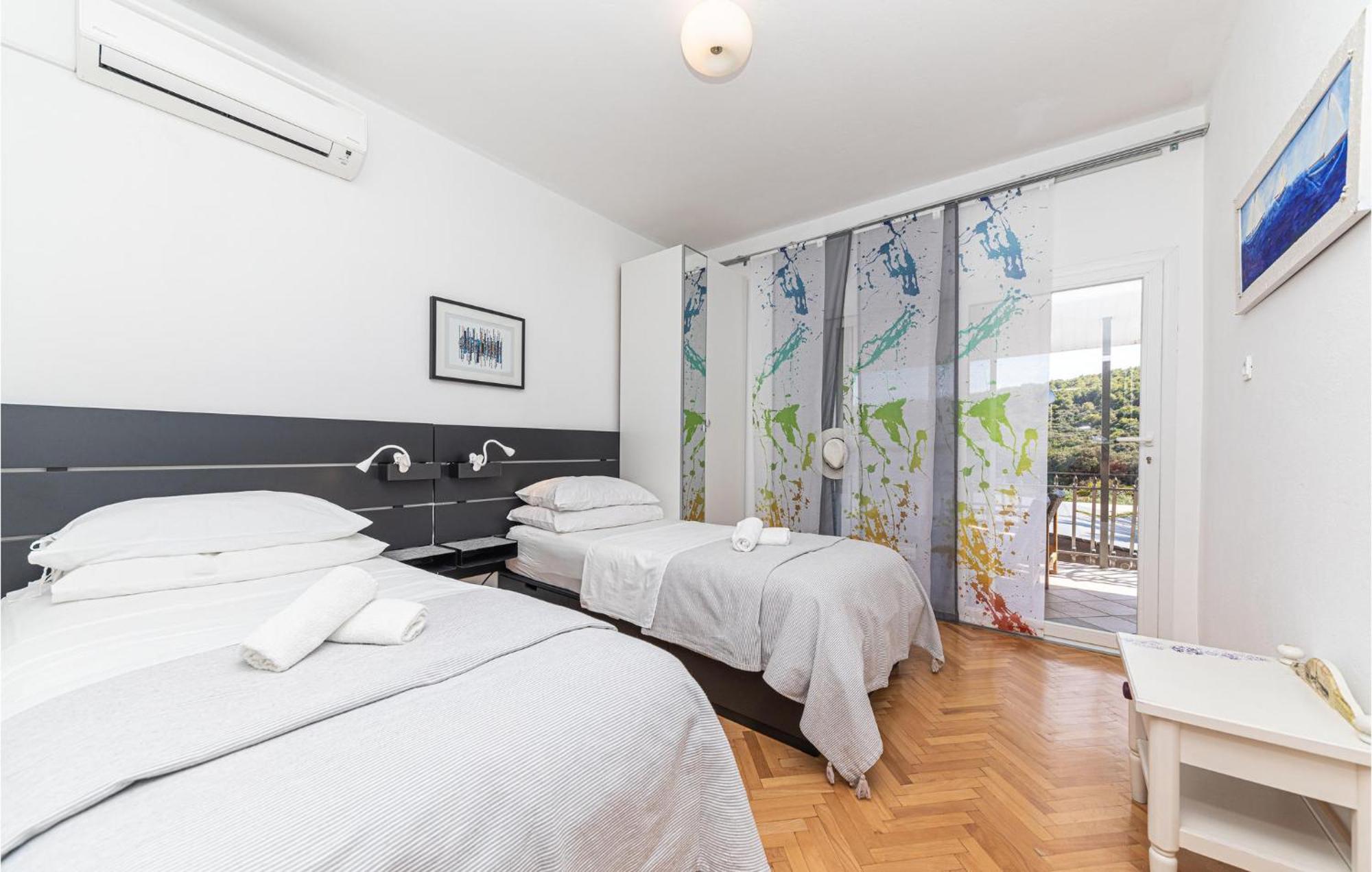 5 Bedroom Cozy Home In Okrug Donji Donji Okrug  Exterior photo