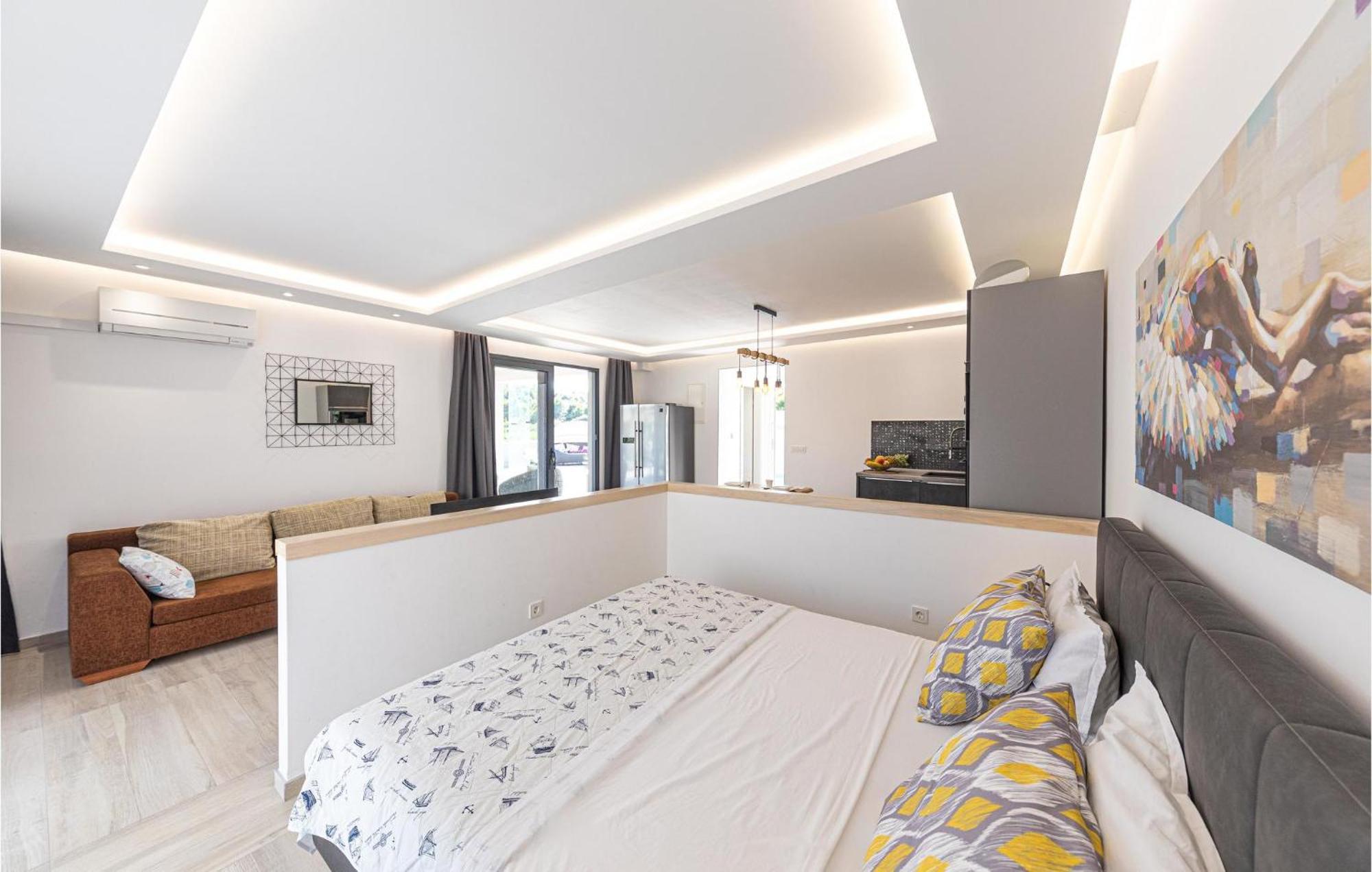 5 Bedroom Cozy Home In Okrug Donji Donji Okrug  Exterior photo
