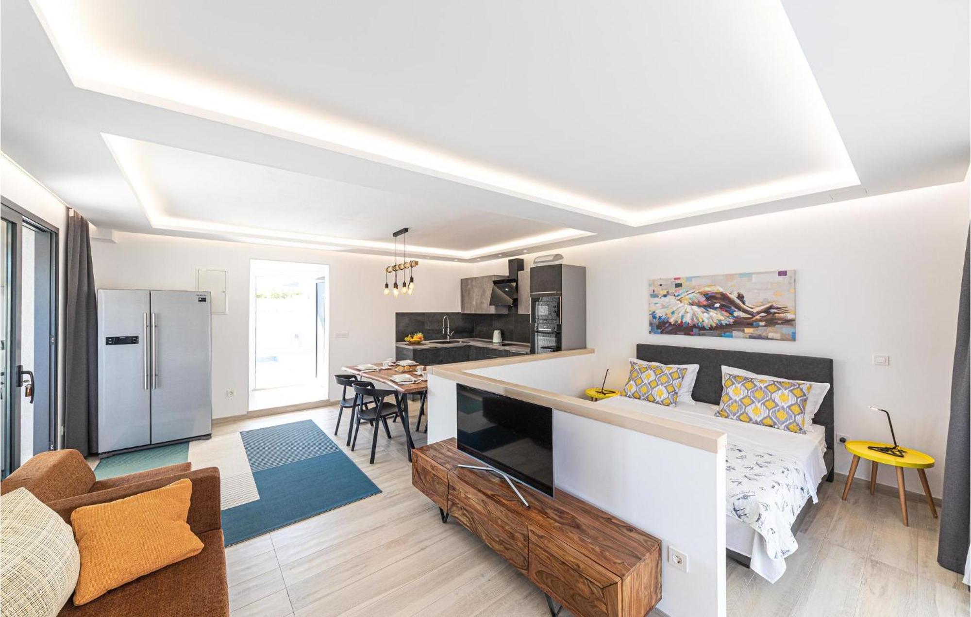 5 Bedroom Cozy Home In Okrug Donji Donji Okrug  Exterior photo
