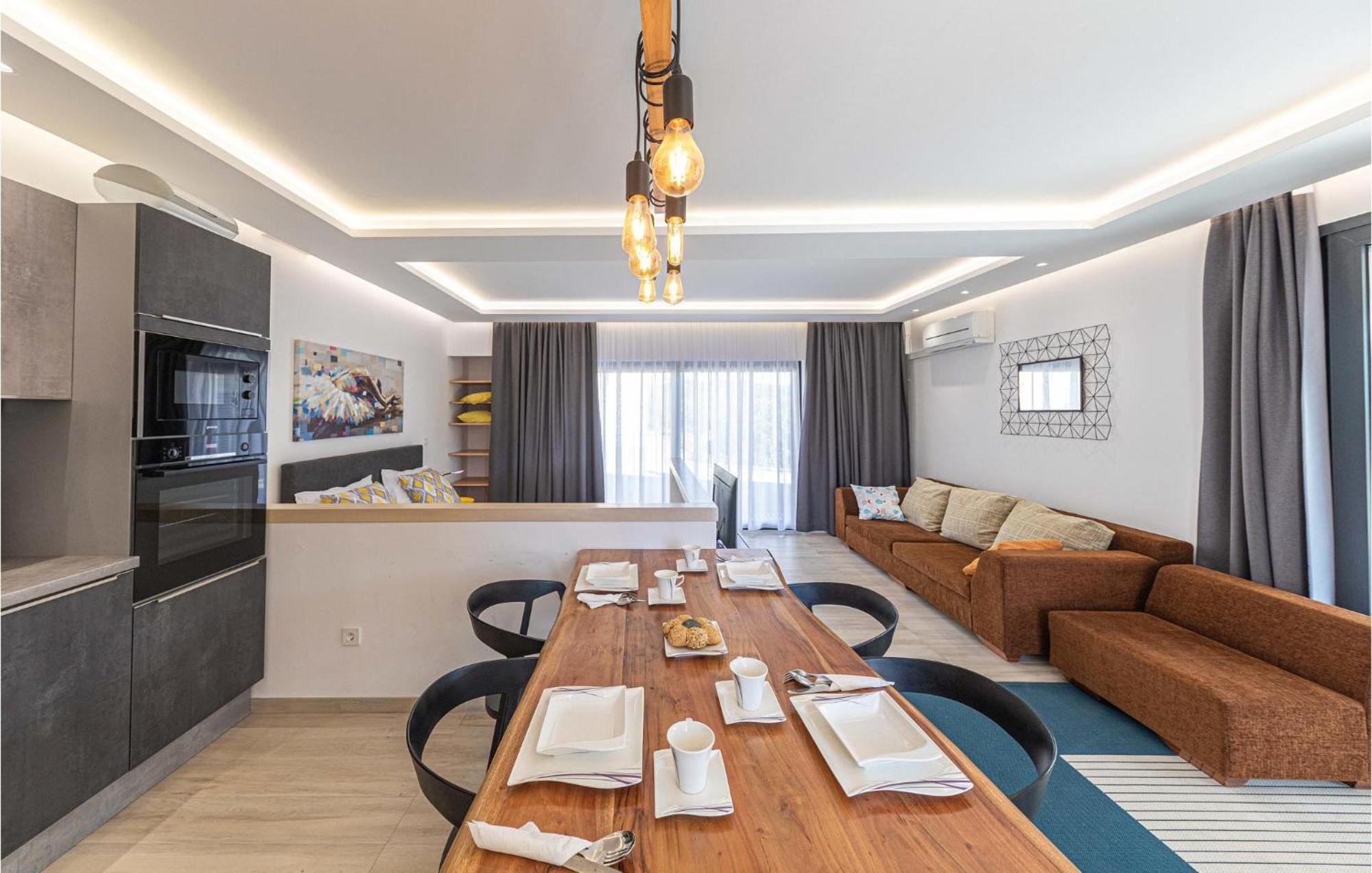 5 Bedroom Cozy Home In Okrug Donji Donji Okrug  Exterior photo