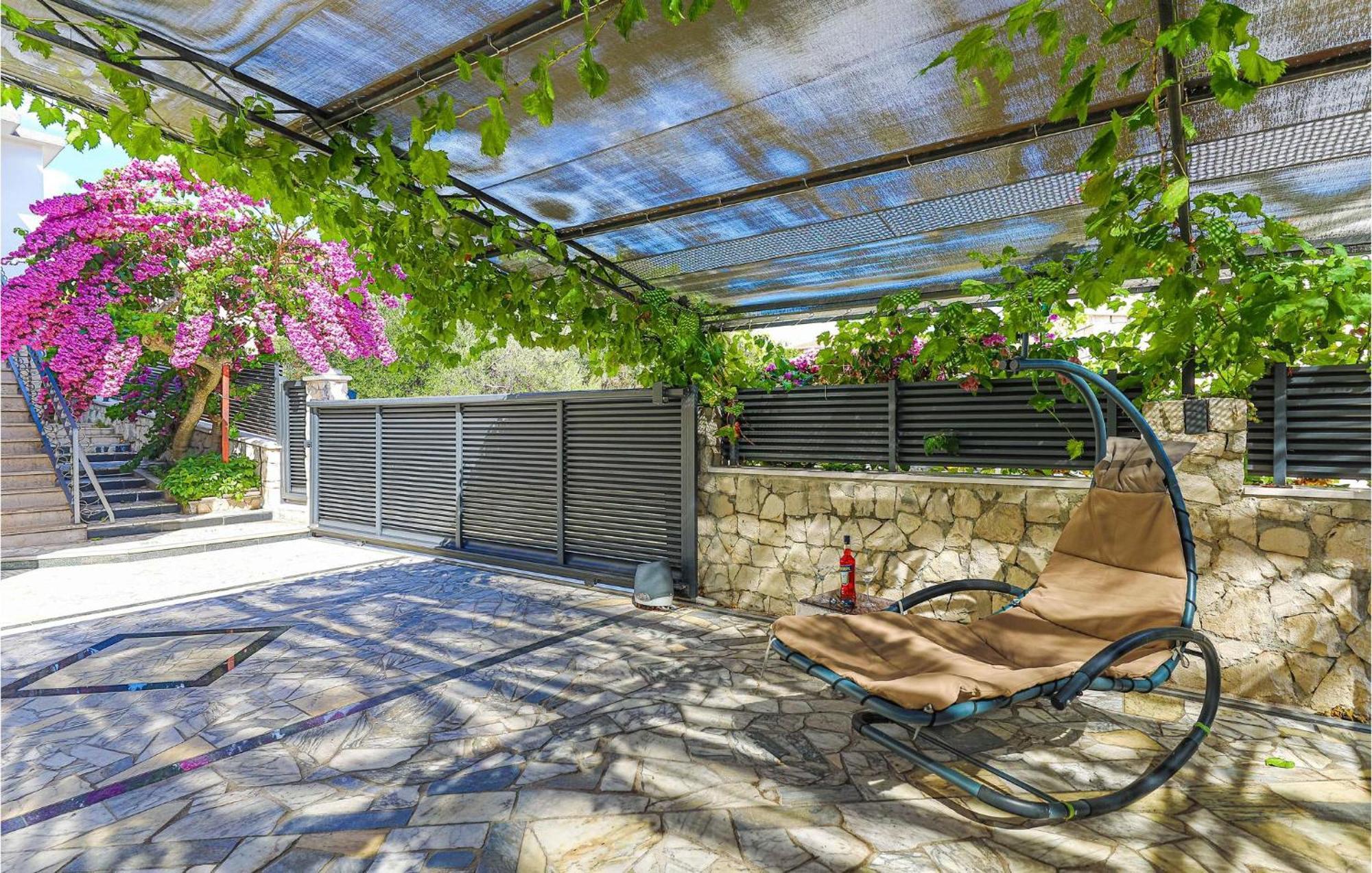 5 Bedroom Cozy Home In Okrug Donji Donji Okrug  Exterior photo